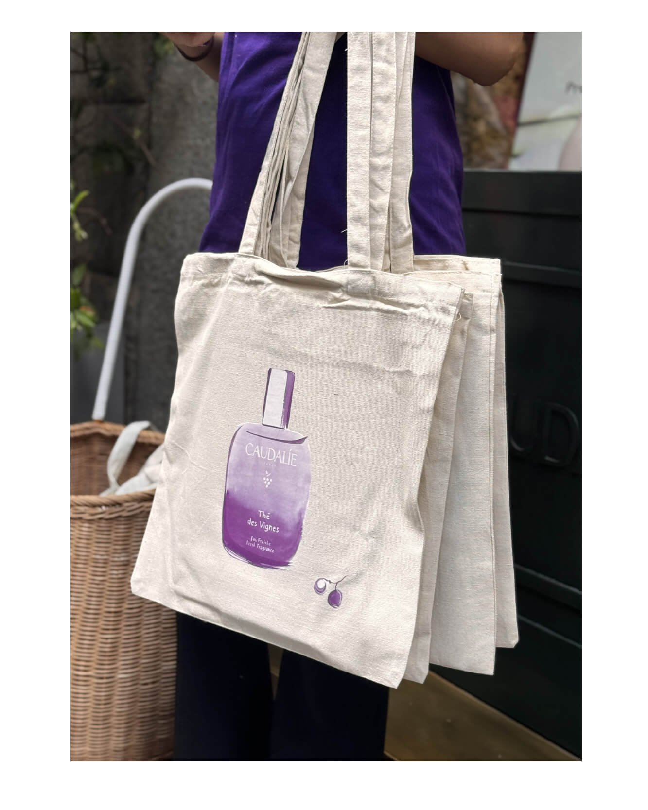 Handprinted, gestural illustration of a purple Caudalie Thé des Vignes Eau Fraîche bottle applied to tote bags for Milan Deisgn Week. As part of an illustrated campaign to evoke the feeling of scent.